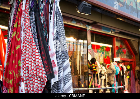 Pañuelos colgando fuera de una tienda de moda alternativa en Belfast,  Irlanda del Norte, Reino Unido reino unido Fotografía de stock - Alamy