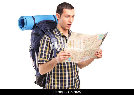 Un excursionista perdido mirando el mapa Foto de stock