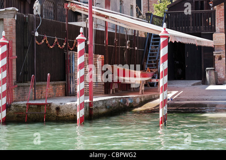 Astillero de reparación de barcos en los canales de Venecia, Italia. Foto de stock