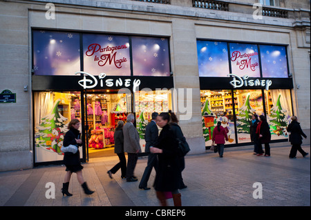 silueta heroico Consulta París, Francia, productos de Disney Store, frente a la noche, en la avenida  Champs Elysees Fotografía de stock - Alamy