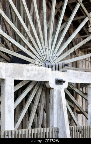 Rueda de agua gigante en español antiguo restaurante del molino de azúcar en DeLeon Springs State Park, Florida Foto de stock