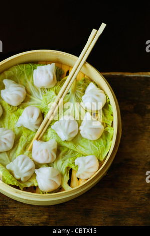 Dumpling asiática en la vaporera con repollo Foto de stock