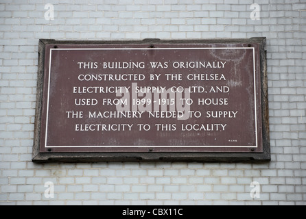 Placa marcando un edificio levantado por la compañía de suministro de electricidad de Chelsea y utilizados por ellos desde 1899 hasta 1915 Foto de stock