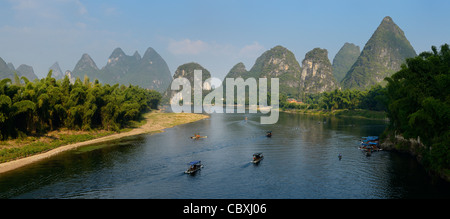Panorama de karst picos de piedra caliza que rodean el río Lijiang en Yangshuo china Foto de stock