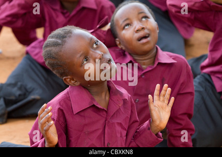 Los niños del coro de la Iglesia realiza en Morogoro, Tanzania, África Oriental. Foto de stock
