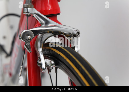 Los frenos del freno delantero para bicicleta roja Foto de stock