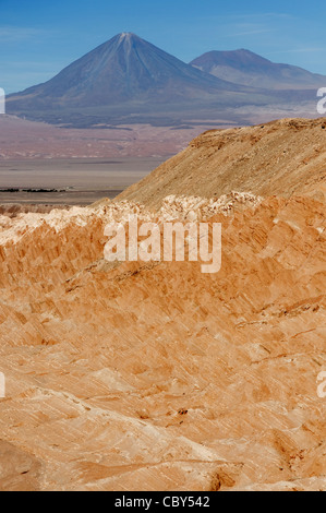 El desierto de Atacama en el Valle de la Luna en Chile con el volcán Lincancabur más allá Foto de stock