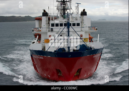 Buque de Investigación Sísmica de exploración de aves marinas, Aquila Explorer dejando el puerto de Wellington. Nueva Zelandia. Foto de stock