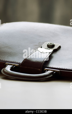 Cierre de un maletín de cuero Foto de stock