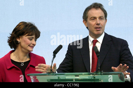 Millbank mañana de victoria... La Tony Blair y Cherie en la mañana de la victoria laborista de 2001 Foto de stock