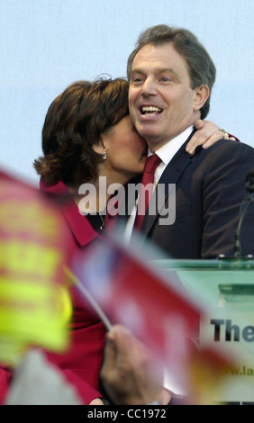 La Tony Blair y Cherie en la mañana de la victoria laborista de 2001 Foto de stock