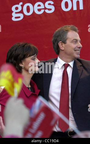 La Tony Blair y Cherie en la mañana de la victoria laborista de 2001 Foto de stock