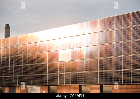 Paneles solares en uno de los edificios del NAREC, el Centro Nacional de Energías Renovables de Blyth, nororiental, UK Foto de stock