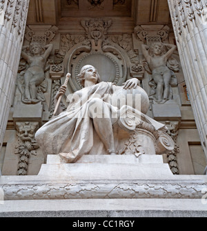 París - La estatua El arte romano de la fachada del Grand Palais en París por Louis Clausade (beginn de 20. Cent.).