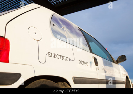 Un coche eléctrico en el Centro Nacional de Energías Renovables de Blyth, nororiental, Reino Unido, es una instalación para el ensayo de energía renovable Foto de stock