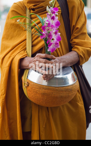 A monjes budistas lleva su limosna bowl de Phimai, provincia de Nakhon Ratchasima, Tailandia Foto de stock