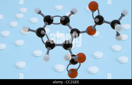 Estructura Molecular espacial de la Aspirina (ácido acetilsalicílico) mezcla con un fondo compuesto de una gran cantidad de píldoras de aspirina. Foto de stock