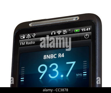 Escuchando la FM Radion en un smartphone HTC Foto de stock