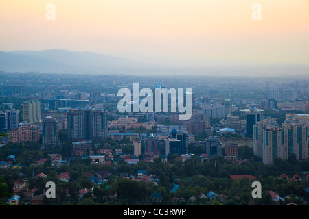 Kazajstán, Almaty, vista de la ciudad de Almaty de Kok-Tobe Foto de stock