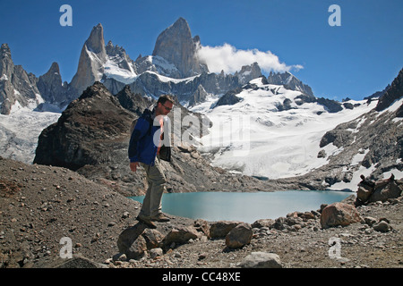 Turismo y vista sobre el Monte Fitz Roy y La Laguna de los Tres, en la Cordillera de Los Andes, Patagonia, Argentina