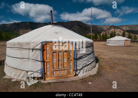 Yurts gers (nómadas) en el parque nacional Terelj estepa en Mongolia Foto de stock