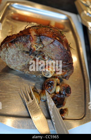 Pierna de cordero asado listo para tallar para domingo almuerzo tradicional británica UK Foto de stock