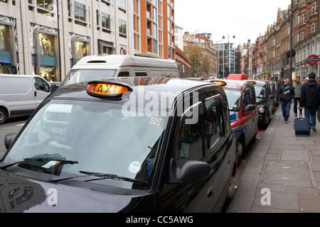 Fila de taxis negros de Londres Knightsbridge Brompton Road en Londres England Reino Unido Reino Unido
