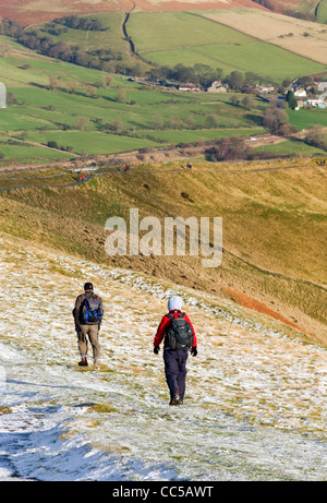 Excursionistas caminando hacia abajo desde la cumbre de Mam Tor en el Peak District National Park en Derbyshire, Inglaterra, Reino Unido. Foto de stock