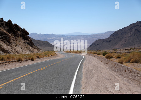 La autopista,178 que conduce hacia el valle de la Muerte , California/Nevada Foto de stock