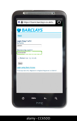 En línea con el Banco Barclays banca móvil en un smartphone HTC Foto de stock