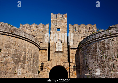 La puerta d'Amboise , una de las principales puertas de la ciudad medieval de la isla de Rodas, Grecia Dodecanese, Foto de stock