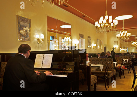 Österrreich, Wien 9, Währinger Straße 68, Café Weimar. Das Haus wurde 1880 von Hellmer & Fellner errichtet