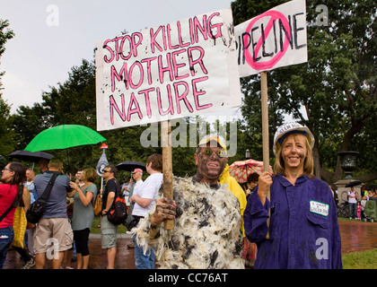 Activistas protestando por el oleoducto XL con piquetes - Washington, DC, EE.UU. Foto de stock