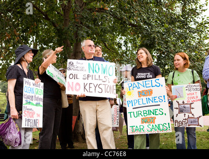 Oleoducto Keystone arenas de alquitrán manifestantes sosteniendo carteles en protesta - Washington, DC, EE.UU. Foto de stock
