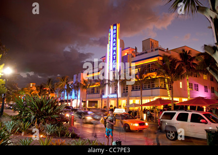 Hoteles Art Decó iluminada en el famoso Ocean Drive, en South Beach, Miami Beach, Florida, EE.UU.