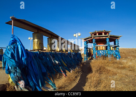 Banderas y orando ruedas Darkhan Monasterio Mongolia Foto de stock