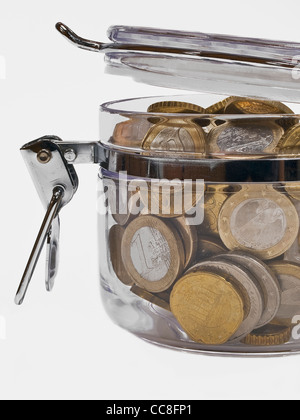 Eine geöffnete Vorratsdose, gefüllt mit Euro-Münzen | abrió un montón de verificación, Euro-Coins están dentro Foto de stock