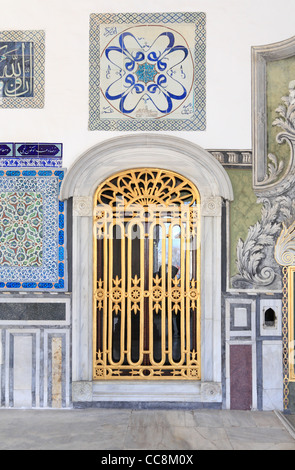Decoración ornamental en el Palacio Topkapi Estambul paneles decorativos de cerámica estampados opulencia islam PUERTA PUERTA PUERTA Foto de stock