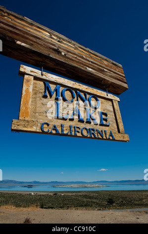 Cartel de madera en el Lago Mono de California. Ee.Uu.