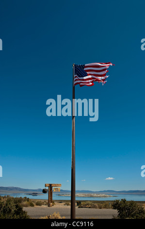 La bandera americana en el Lago Mono, California. Ee.Uu.