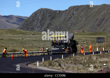 Obras de repavimentación y construcción de carreteras en curso en la carretera principal entre Cusco y Puno, Perú Foto de stock