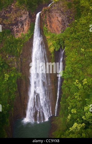 Antena de Manawaiopuna Falls, más conocido como el Jurásico cae porque fue presentado en la película. Kauai, Hawai.