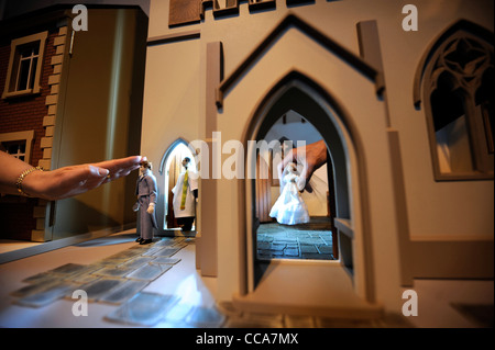 Un vicario por Woodside muñecos con el novio antes de la boda una escena dentro de la "Iglesia de Todos los Santos" por Barbara's molduras en 'miniatura' Foto de stock
