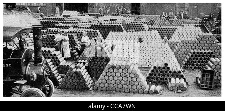 1918 Fábrica de Municiones depósitos de municiones de obús de artillería bullet línea de producción planta volcado mujer vapor explosivo motor carretilla Foto de stock