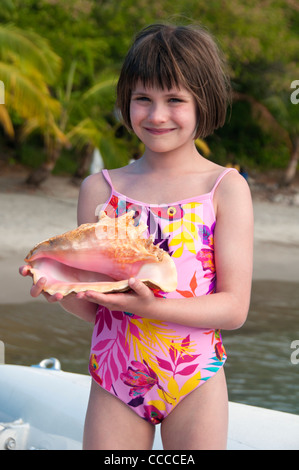 Niña de 10 años en el mar. retrato de un adolescente. chica con gafas de  sol bebe de una pajita una bebida en el mar en la playa.