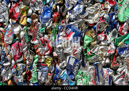 Latas comprimido listo para ser reciclado Hawai EE.UU. Foto de stock