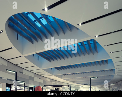 Salidas de la Terminal 1 del aeropuerto de Sydney Woodhead interiores Arquitectura Planificación Sydney 2010 vista de claraboya al atardecer a lo largo de Foto de stock