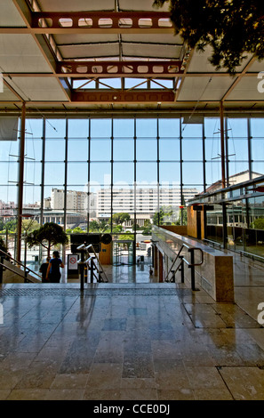 La Universidad de Provenza Aix-marsella I desde la fachada de vidrio de la estación de tren Gare Saint Charles Estación Ferroviaria, Marseille Foto de stock
