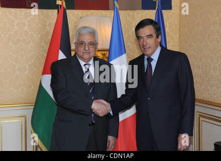 El Presidente palestino Mahmoud Abbas (Abu Mazen), durante una reunión con el Primer Ministro francés, Francois Fillon, en la capital de Francia, París, el 21 de abril de 2011. Foto por Thaer Ganaim Foto de stock