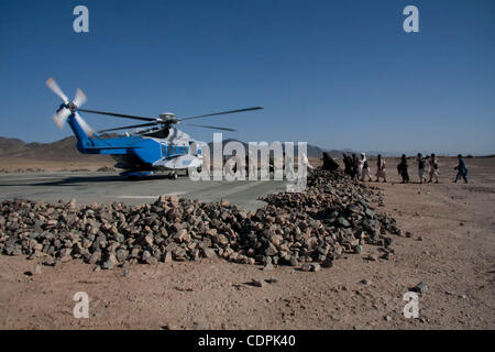 25 abr, 2011 - Naw Zad, Helmand, Afganistán - Afganos civiles a bordo de un helicóptero contratado fuera de base de operaciones de avanzada cerca de la localidad de Cafferata Naw Zad en Naw Zad distrito en la provincia de Helmand, Afganistán, el lunes. Las fuerzas de la coalición ISAF dependen en gran medida de la fuerza aérea para el transporte y logística